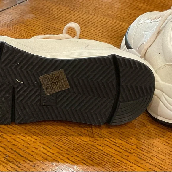 NWOT White Raven Star Sneakers in Cream/Black in Size 6M - Picture 5 of 5